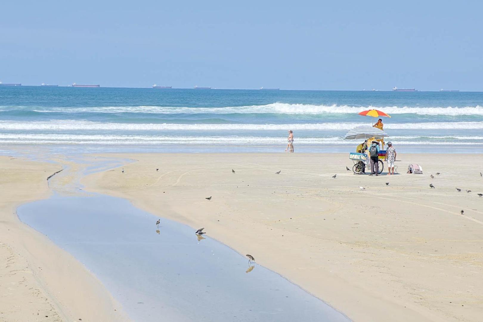 Apto A 500 Metros Da Praia Da Enseada Гуаружа Екстериор снимка